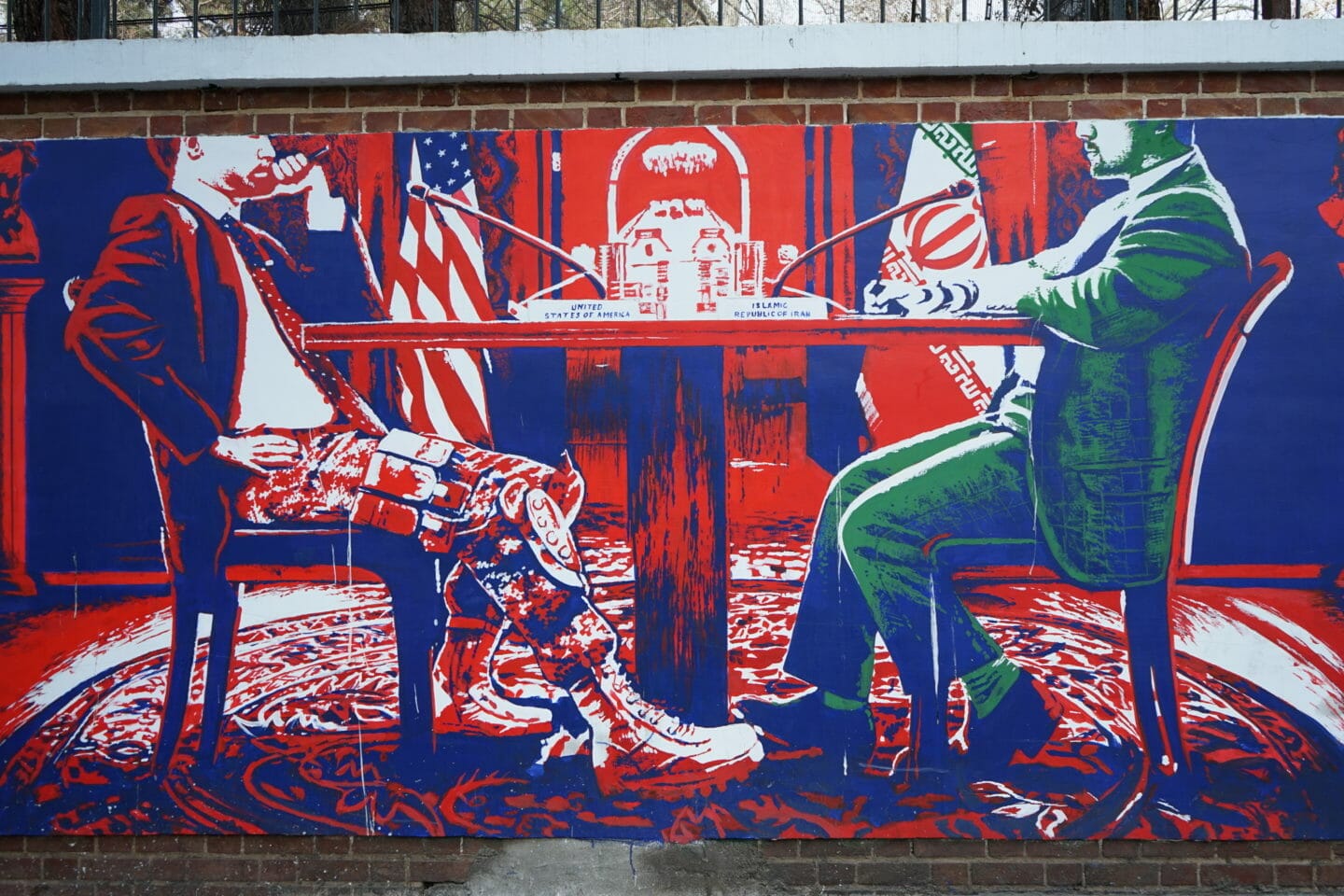 Graffiti antigua embajada de EEUU Teheran