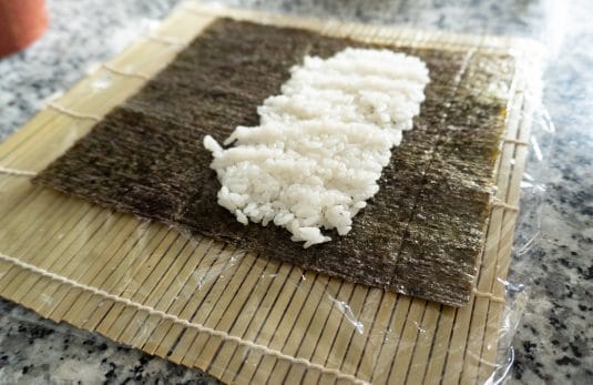 Preparación de uramakis arroz