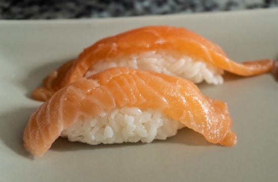 Nigiris de salmón cocina japonesa